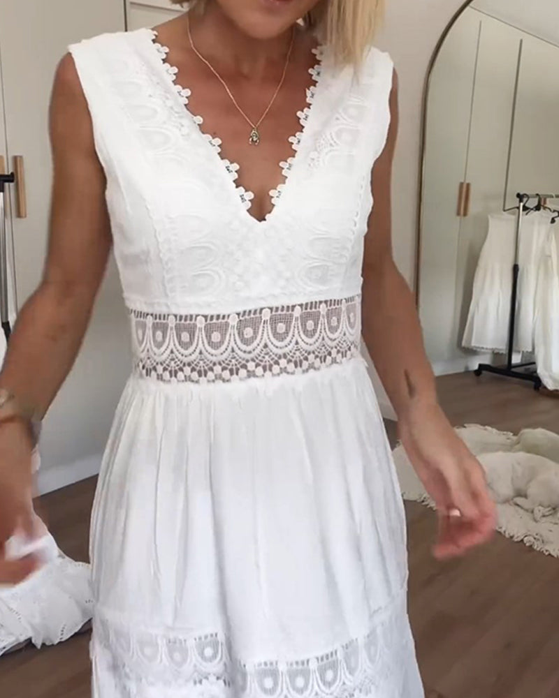Nowak™ | Elegancka koronkowa sukienka z dekoltem