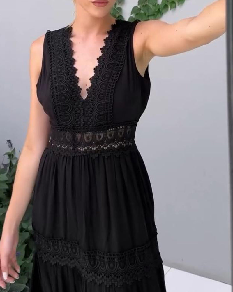 Nowak™ | Elegancka koronkowa sukienka z dekoltem
